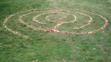 Der Biß in den Apfel 2018 - Apfellabyrinth auf der Streuobstwiese, ca. 6 m Durchmesser
